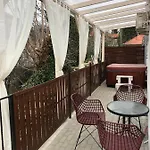 Varosi Menedek 아파트