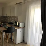 Varosi Menedek 아파트 *