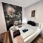 Varosi Menedek 아파트 *