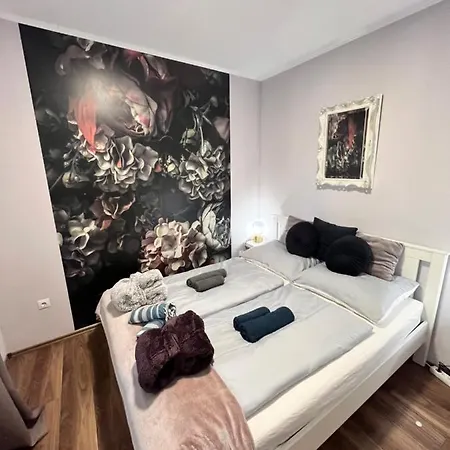 Varosi Menedek Apartment *