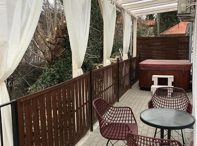 Varosi Menedek Apartmán